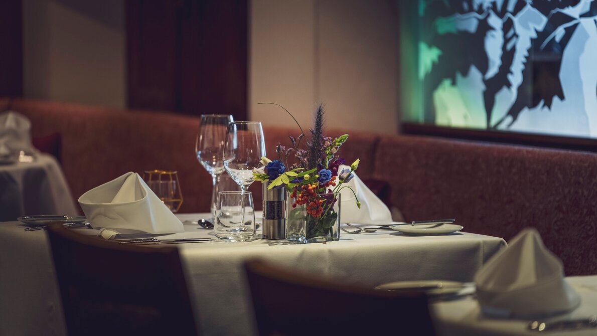 Eingedeckter Tisch im Restaurant  | © Davos Klosters Mountains 