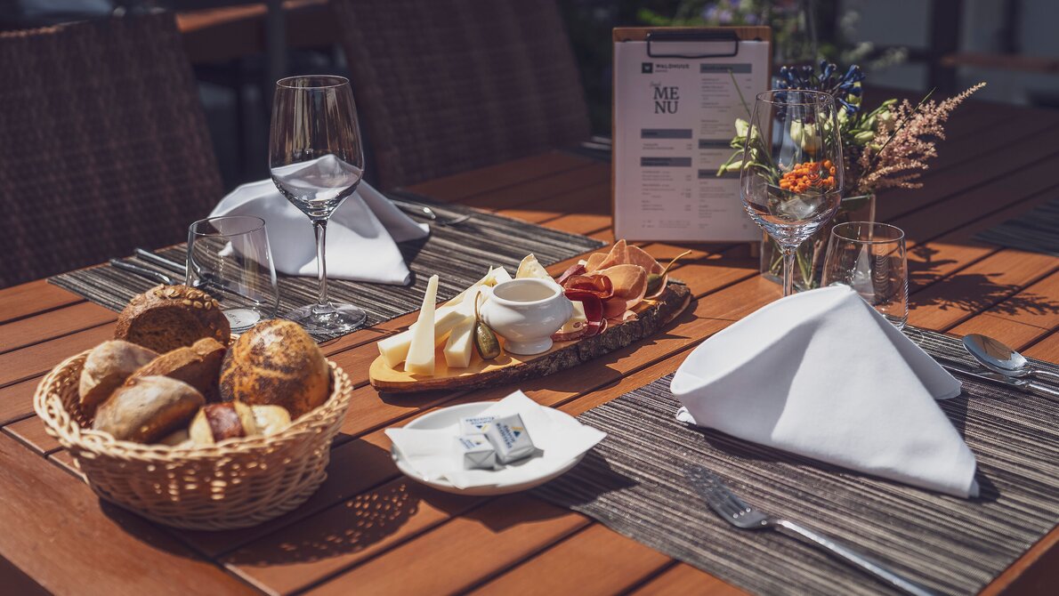 Terrassentisch mit eingedeckter Jause  | © Davos Klosters Mountains 