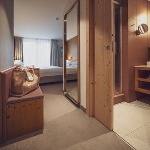 Zimmer mit Teppichboden und Sitzgelegenheit  | © Davos Klosters Mountains 