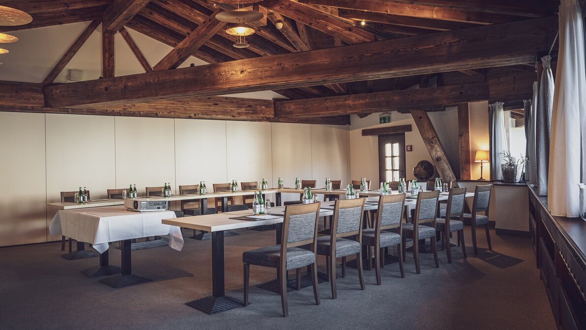 Seminarraum mit rustikaler Holzdecke und Tischen mit Stühlen | © Davos Klosters Mountains 