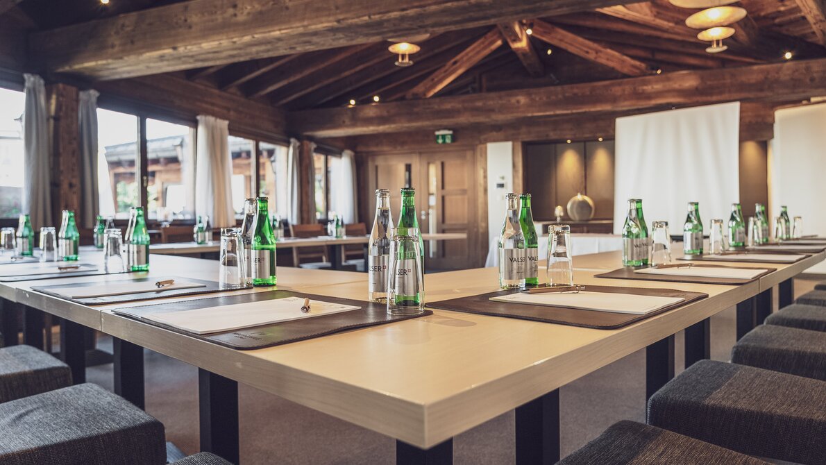 Rustikaler Seminarraum mit Getränken am Tisch  | © Davos Klosters Mountains 
