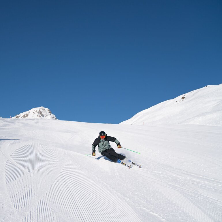 Skifahrer auf frisch präparierter Piste | © Davos Klosters Mountains 