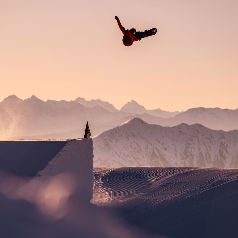 Freestyle-Performance bei Sonnenuntergang  | © Davos Klosters Mountains 