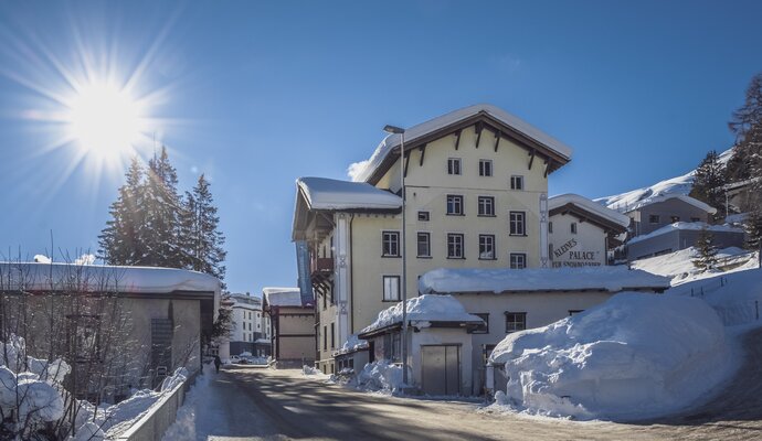 Mehrstöckiges Gebäude mit Fenstern und Balkonen | © Davos Klosters Mountains 