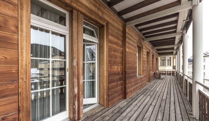 Shot from the balcony of the Sporthof with a view towards the large windows. | © Davos Klosters Mountains